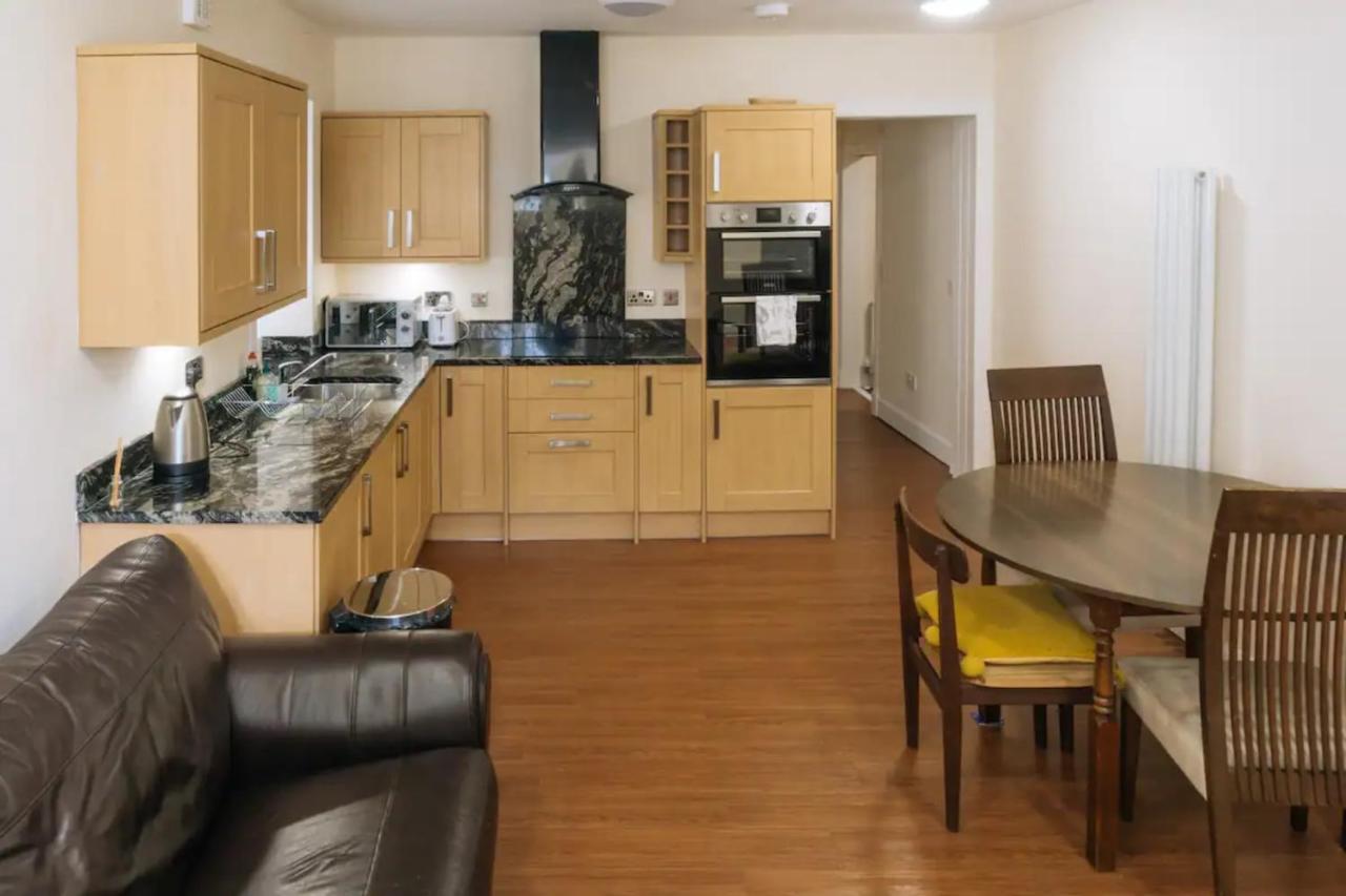 Homely 3 Bedroom In The Heart Of Central EDI Buitenkant foto