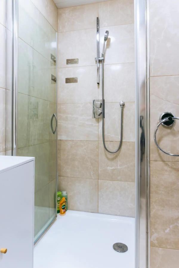Homely 3 Bedroom In The Heart Of Central EDI Buitenkant foto