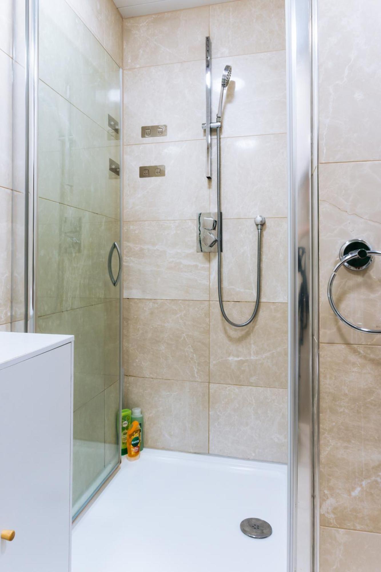 Homely 3 Bedroom In The Heart Of Central EDI Buitenkant foto