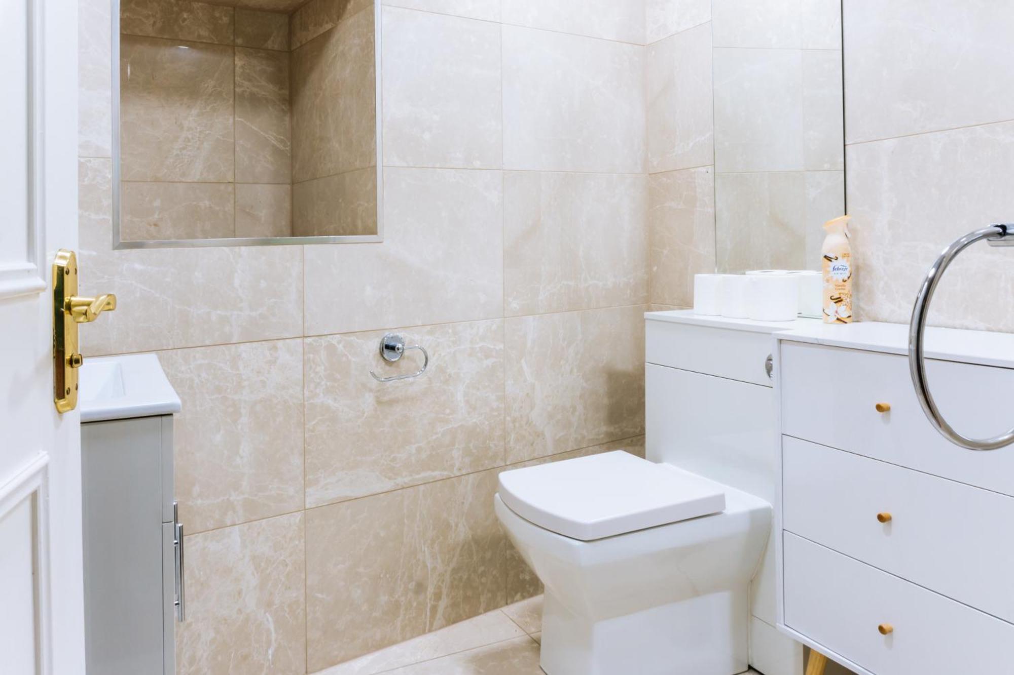 Homely 3 Bedroom In The Heart Of Central EDI Buitenkant foto